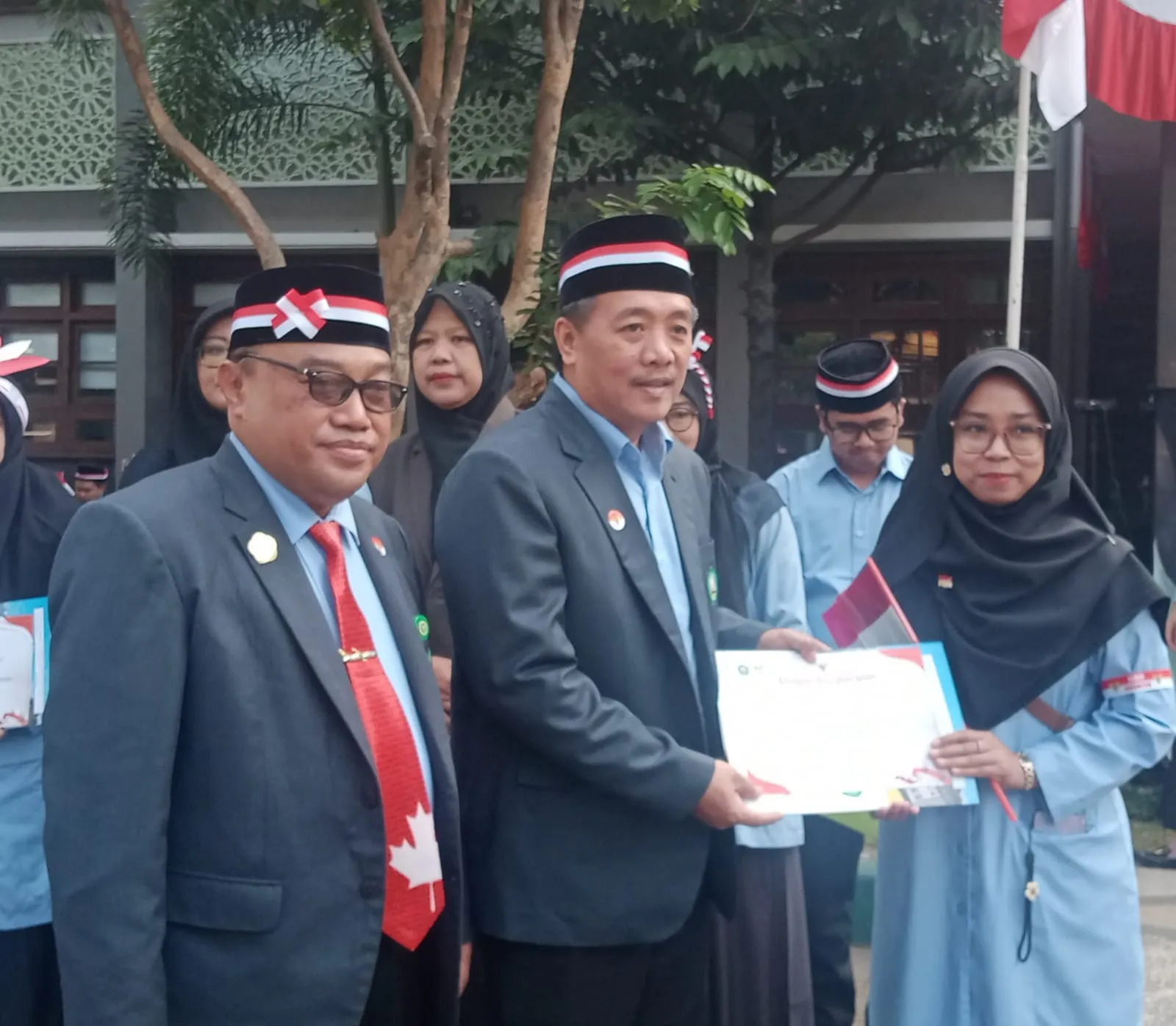 Astria Khairiza, S.AP menerima penghargaan Pustakawan Terbaik dari Rektor dan Wakil Rektor II Unisma