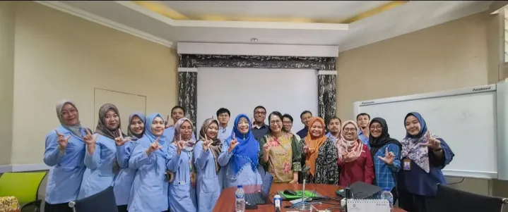 Kepala Perpustakaan dan Kearsipan UNISMA Lilik Ernawati Firdaus dan Kepala Perpustakaan UNAIR Rahma Sugihartati berfoto bersama pustakawan dan staf kedua perpustakaan.