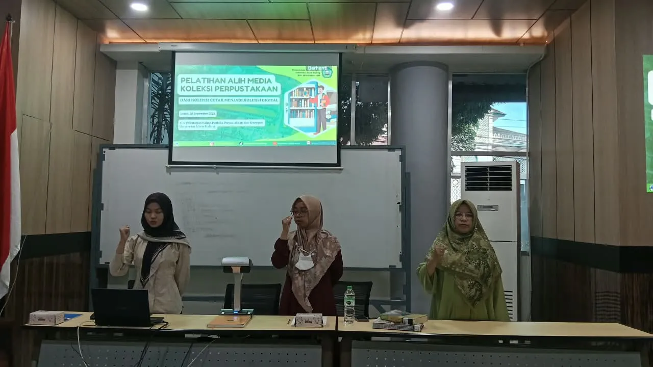 Kepala Perpustakaan dan Kearsipan beserta pemateri pelatihan alih media di Ruang Literasi lantai 1 Perpustakaan dan Kearsipan UNISMA.