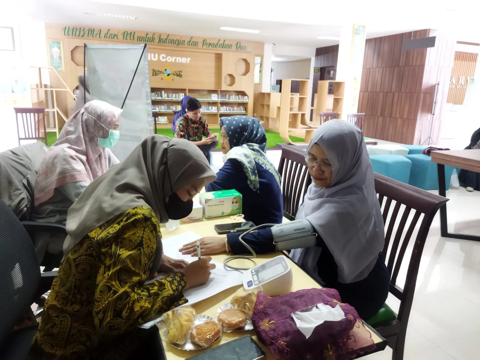Pemeriksaan dan Konsultasi Gratis Bersama Clinique Unisma 193 dalam Rangka Hari Kunjung Perpustakaan Universitas Islam Malang 2024