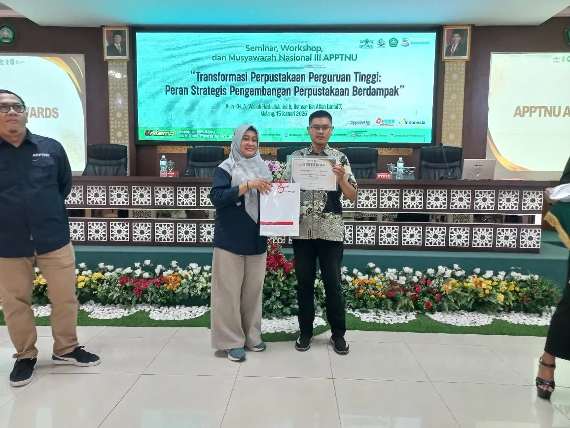 Penerimaan penghargaan APPTNU Awards 2026 oleh perwakilan Perpustakaan dan Kearsipan Unisma, 15 Januari 2026.