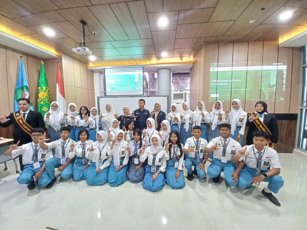 SMAN 1 Sumberpucung mengunjungi Perpustakaan dan Kearsipan UNISMA pada 4 Mei 2026 untuk studi banding pengelolaan perpustakaan perguruan tinggi.