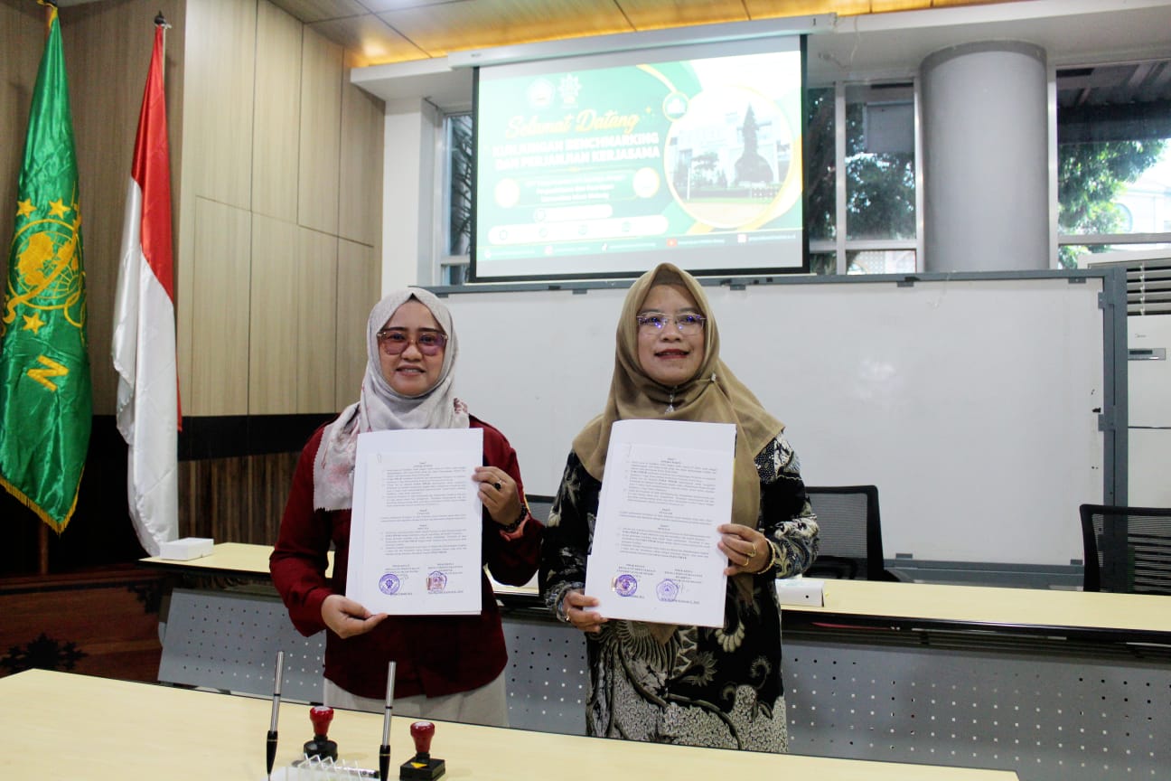 Dua Kepala Perpustakaan menunjukkan naskah perjanjian kerjasama yang telah ditandatangani pada kunjungan benchmarking UIN Salatiga di Perpustakaan UNISMA.