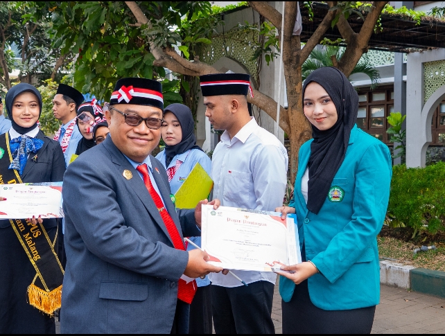 Zaskia Noor Fidaren menerima penghargaan juara Lomba Video Kreatif/Reels "Merdeka Dalam Bingkai UNISMA" dari Rektor UNISMA