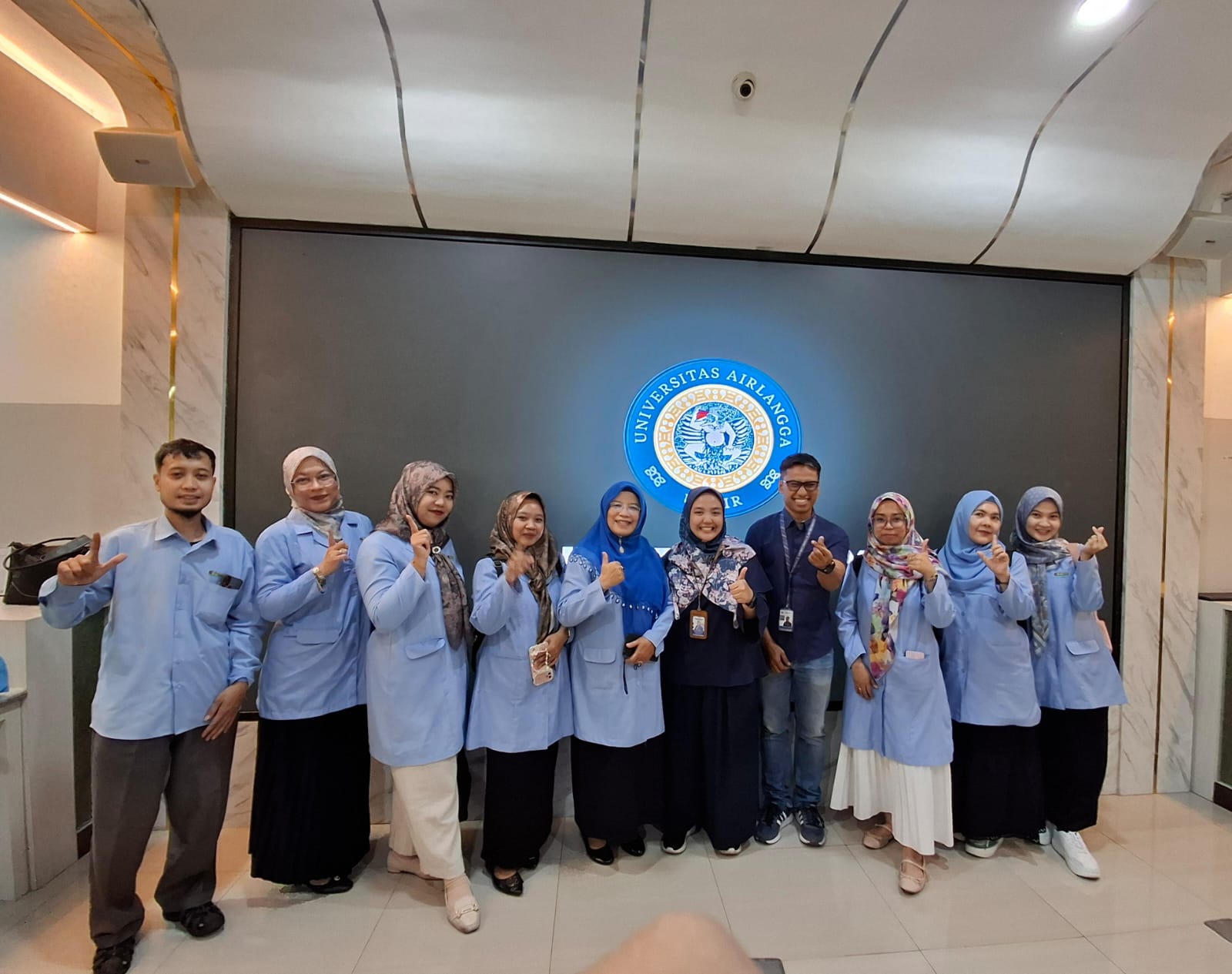Pustakawan dan staf Perpustakaan dan Kearsipan UNISMA berfoto bersama pustakawan dan humas Perpustakaan UNAIR Kampus B.