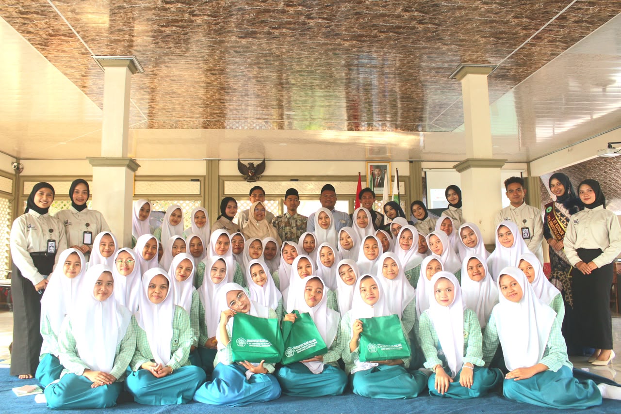 Siswi SMA An Nur mengikuti kegiatan Library Roadshow Universitas Islam Malang bertema Unlocking Mind Inspiring Future